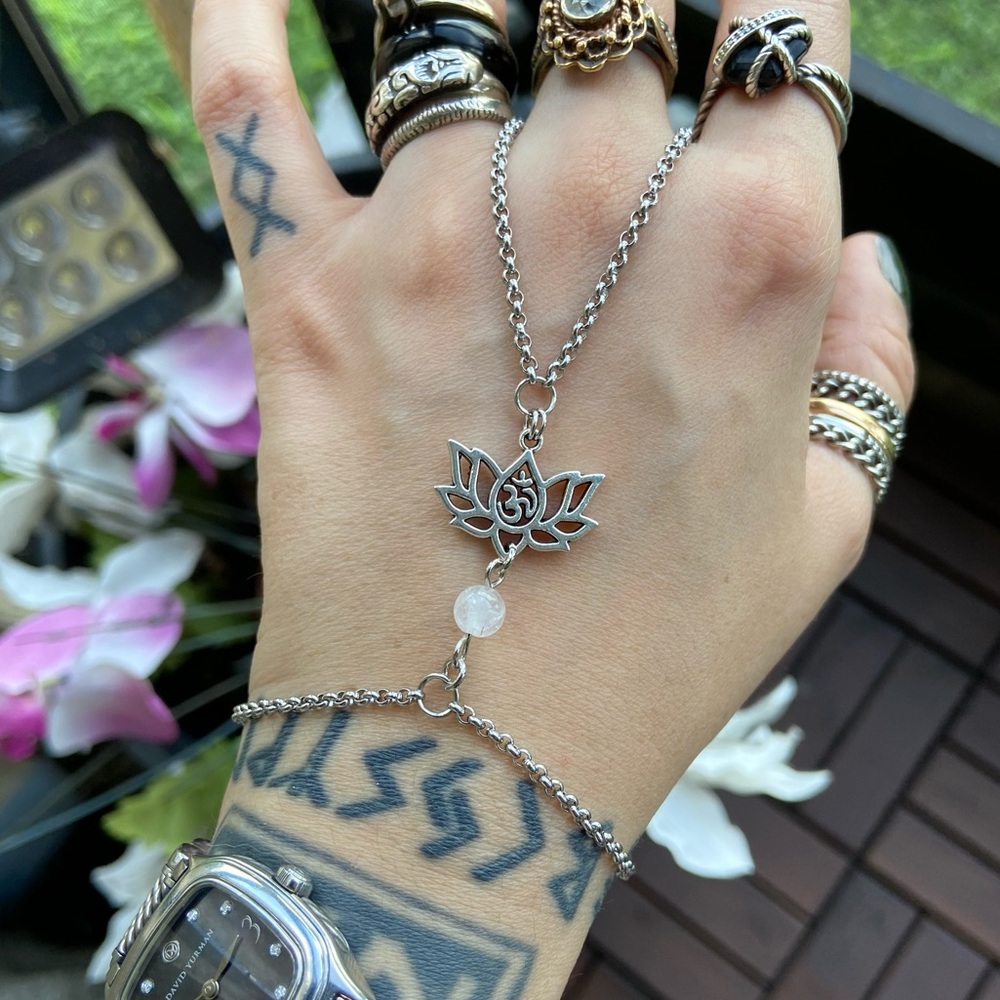 Hand piece lotus flower om sign quartz bracelet - Picture 9 of 15